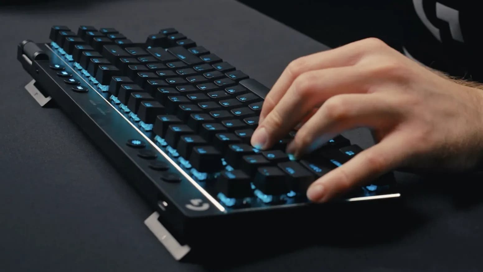 Logitech G PRO X TKL -langaton mekaaninen pelinäppäimistö, GX Brown, valkoinen