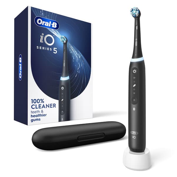 Oral-B iO5 -sähköhammasharja (mattamusta) ja 2 harjaspäätä sekä matkakotelo