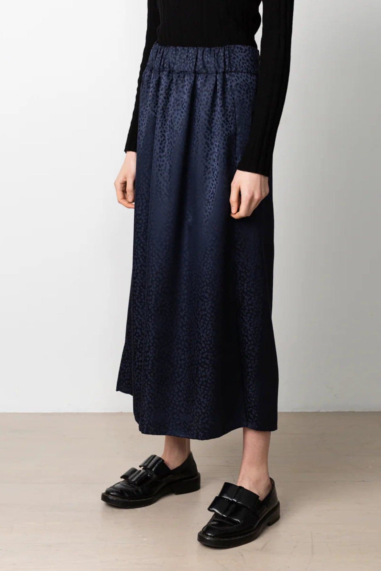 Florence Jacquard Hame Tummansininen
