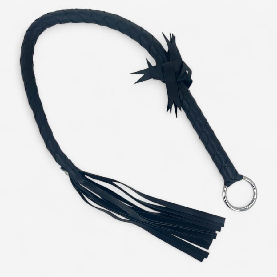 LateToBed BRAIDED FLOGGER 85 cm – Punottu BDSM-piiska renkaalla