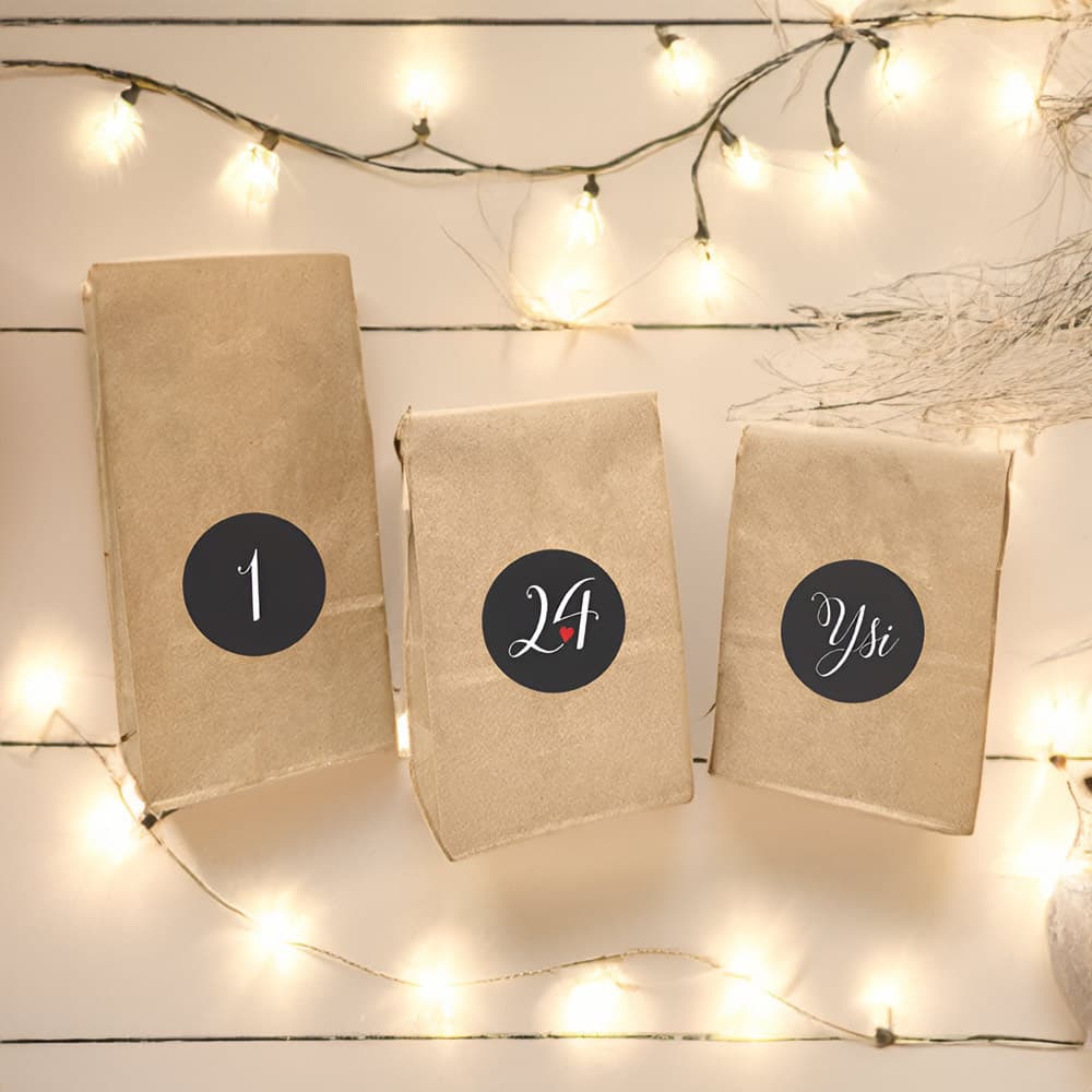 Joulukalenteri - Ruskeat pussit ja mustat numerotarrat, 24kpl