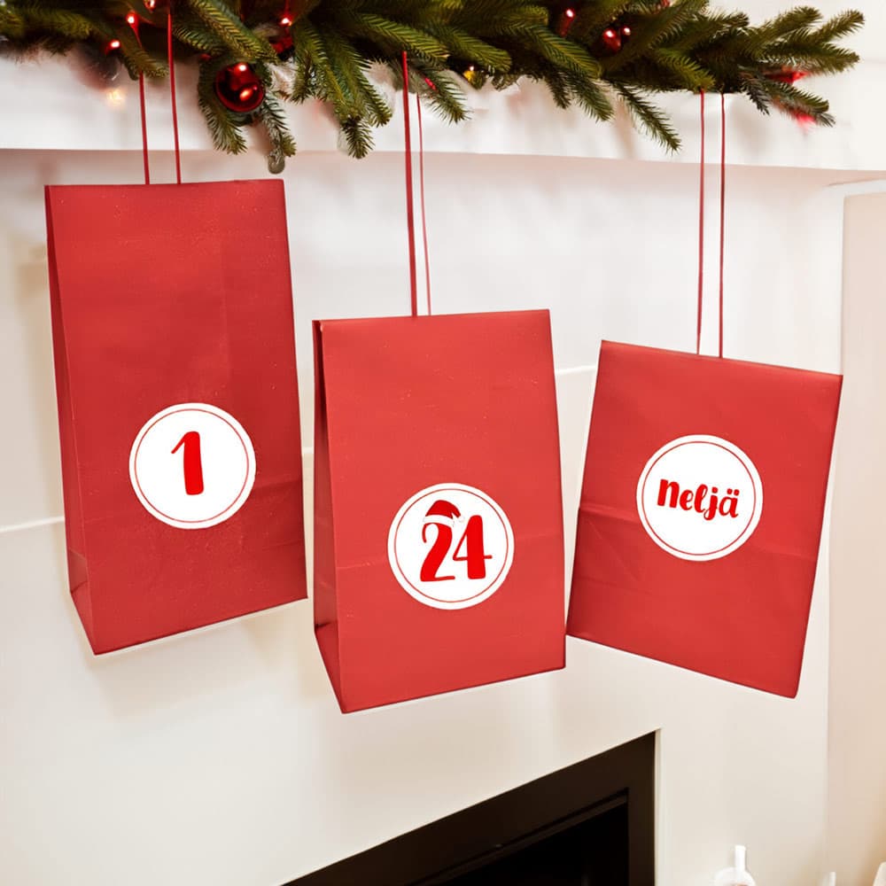 Joulukalenteri - Punaiset pussit ja punaiset numerotarrat, 24kpl