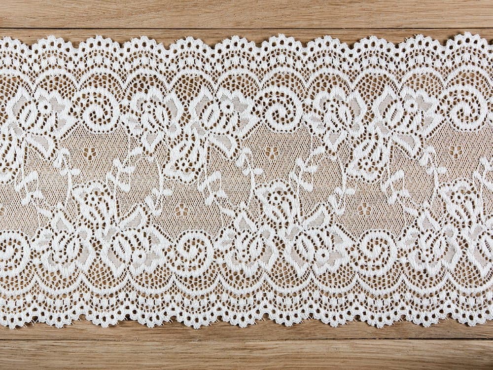Valkoinen pitsi, 15cm x 9m