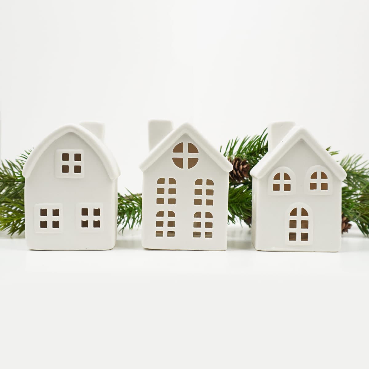 Keraamiset talot LED-valolla, 3 kpl