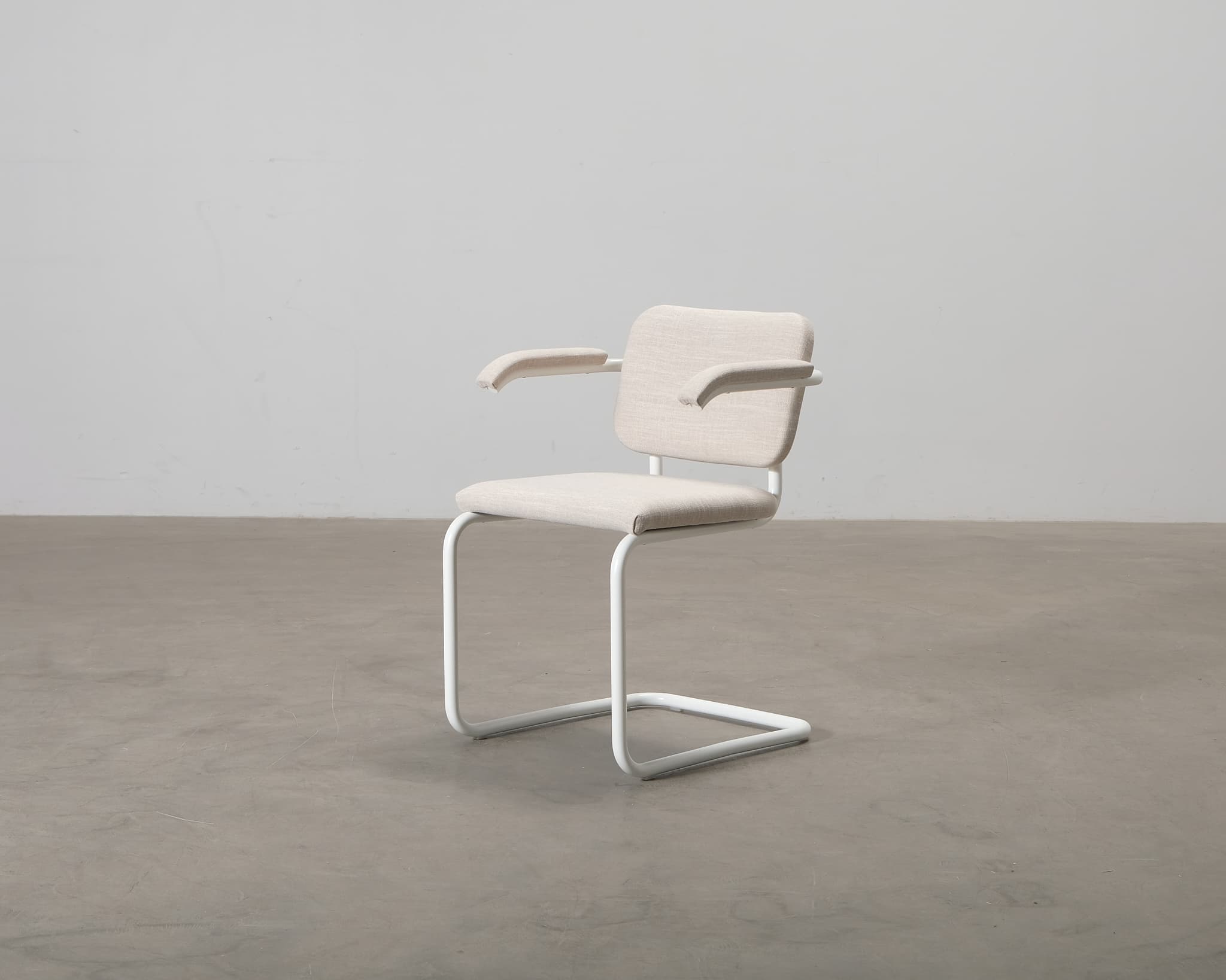 Knoll Cesca tuoli käsinojilla beige / valkoinen
