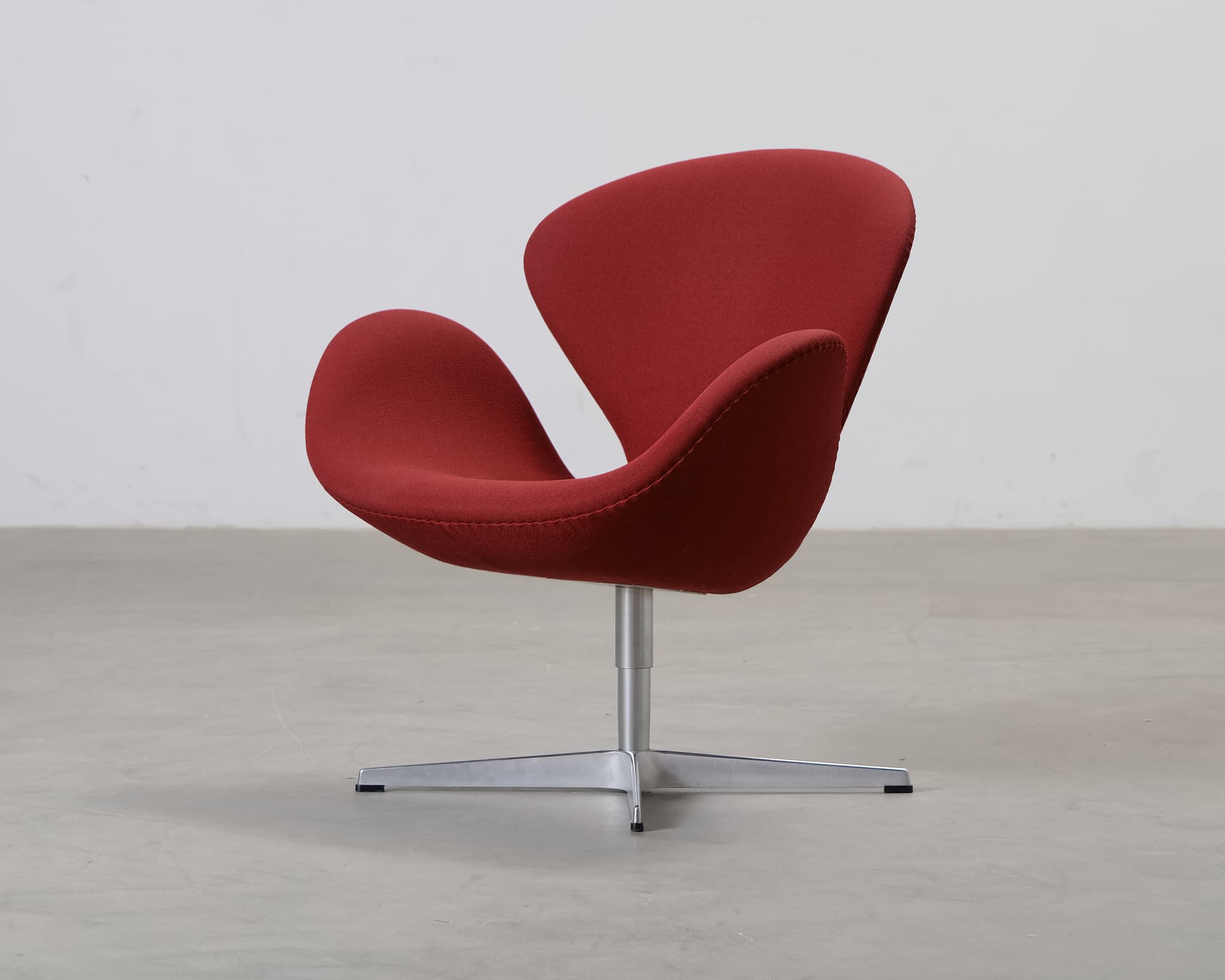 Fritz Hansen Swan 3220 nojatuoli punainen