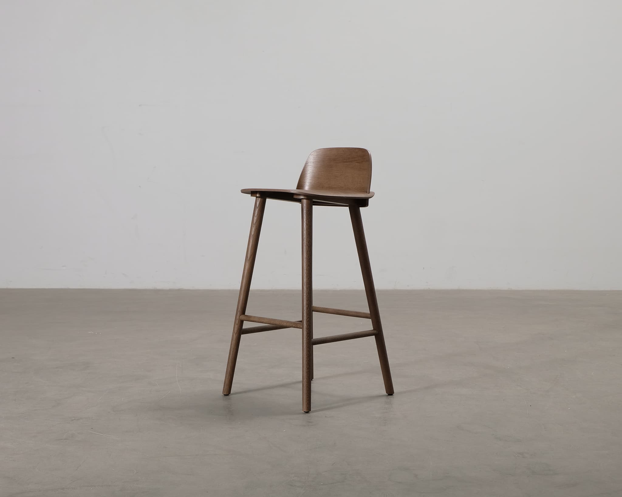 Muuto Nerd baarijakkara 75 cm dark stained oak