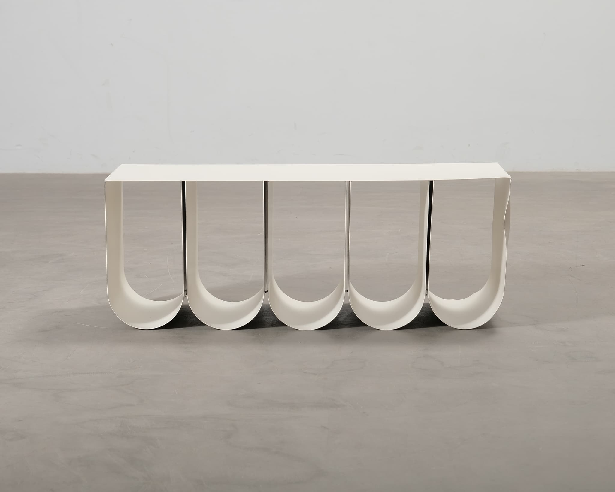 Kristina Dam Studio Curved sohvapöytä beige