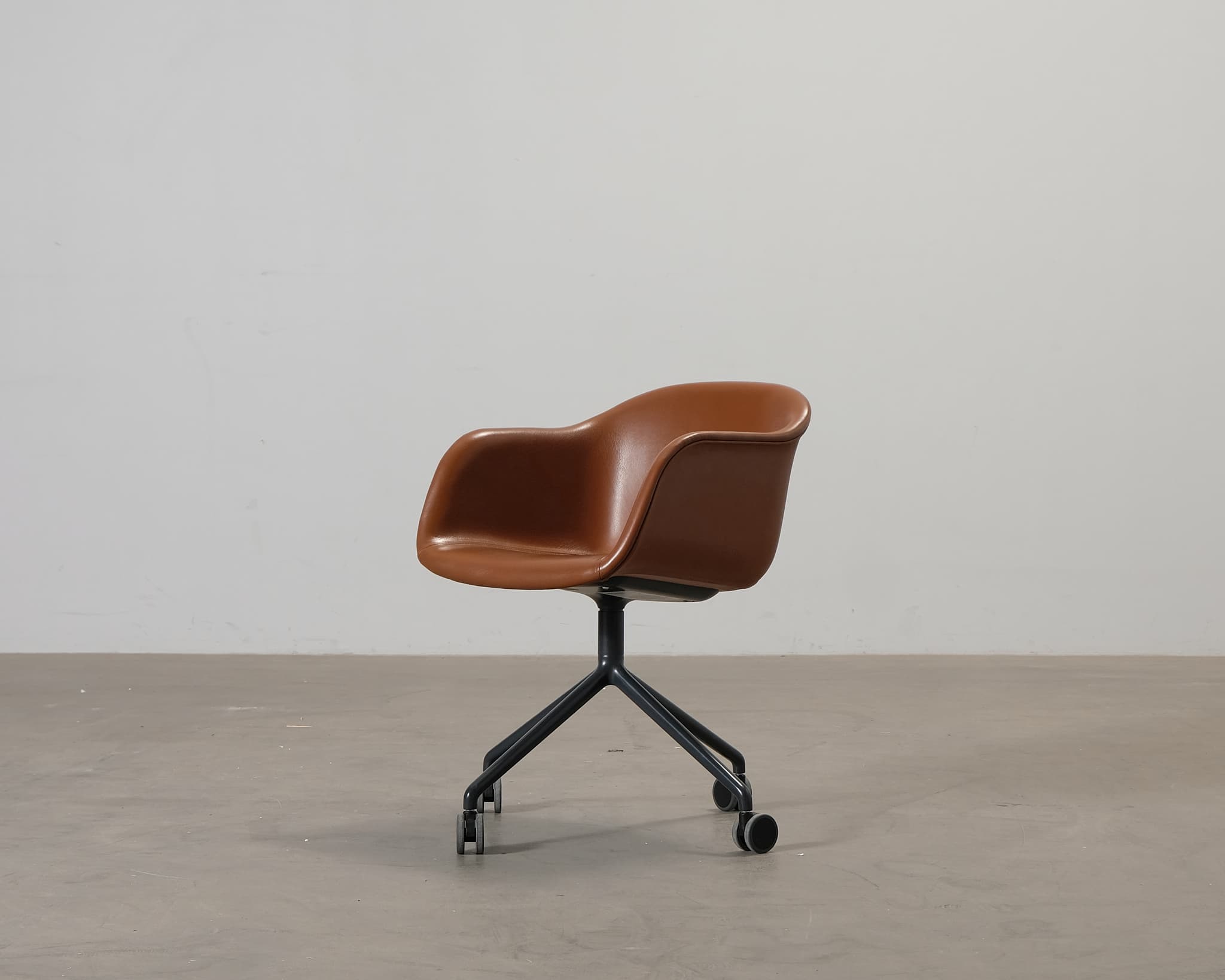 Muuto Fiber työtuoli ruskea nahka