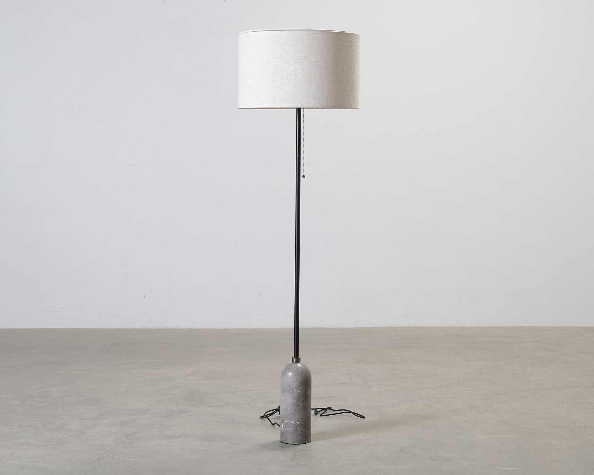 GUBI - Gravity Lattiavalaisin Harmaa Marmori/Canvas