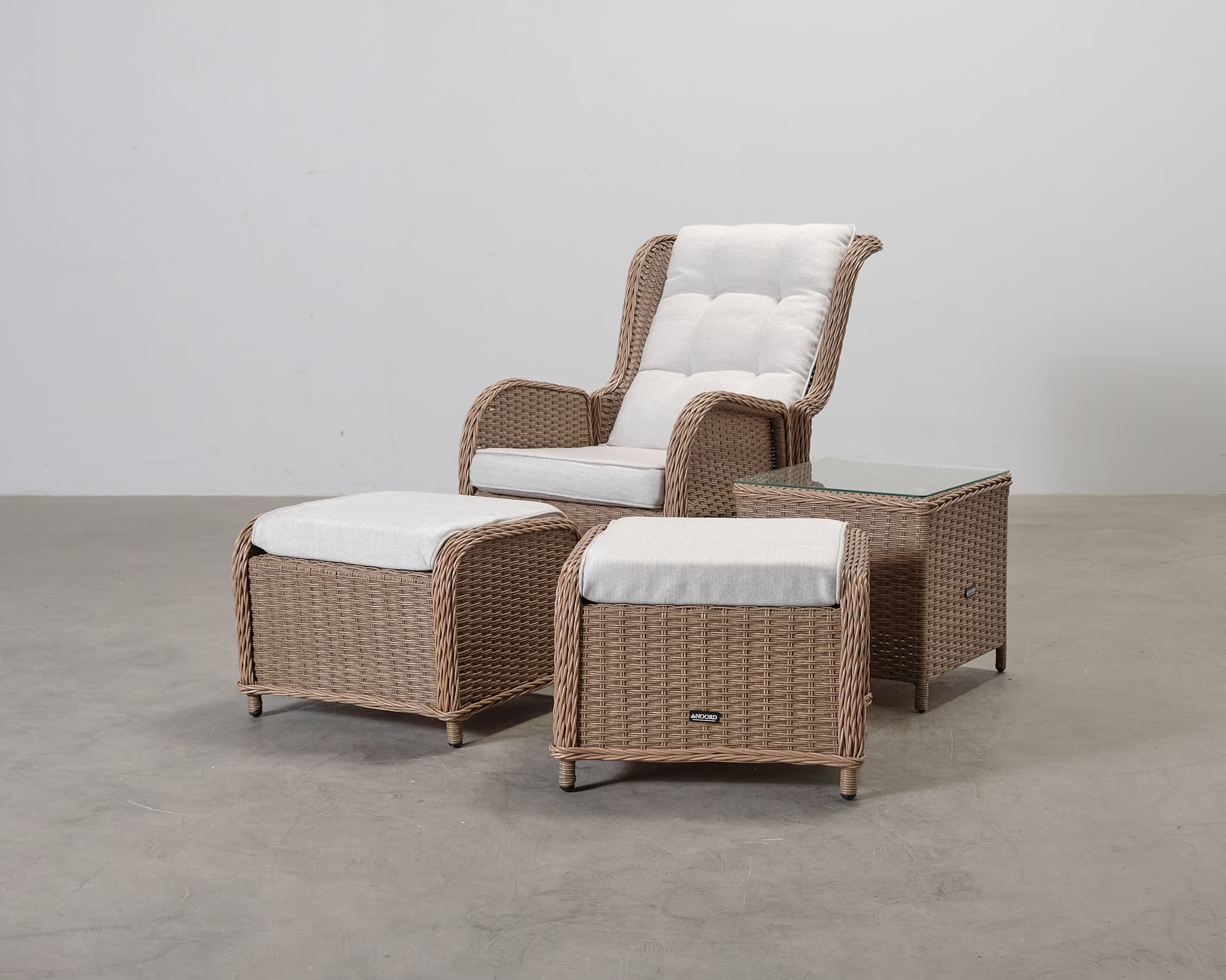 deNoord Marcus nojatuoli kahdella rahilla ja pöydällä