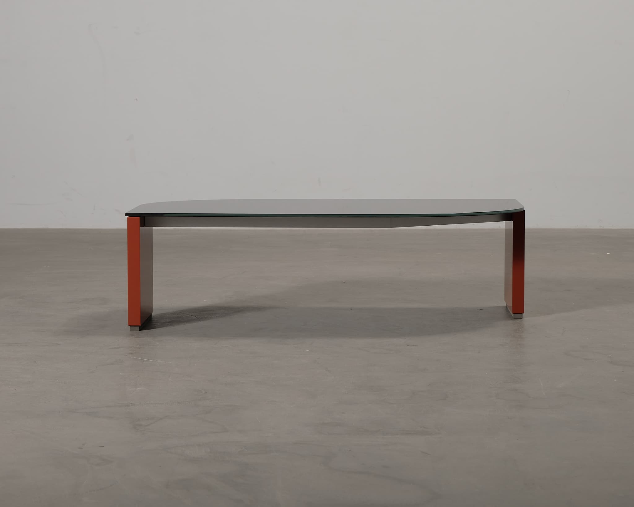 Lasikantinen sohvapöytä