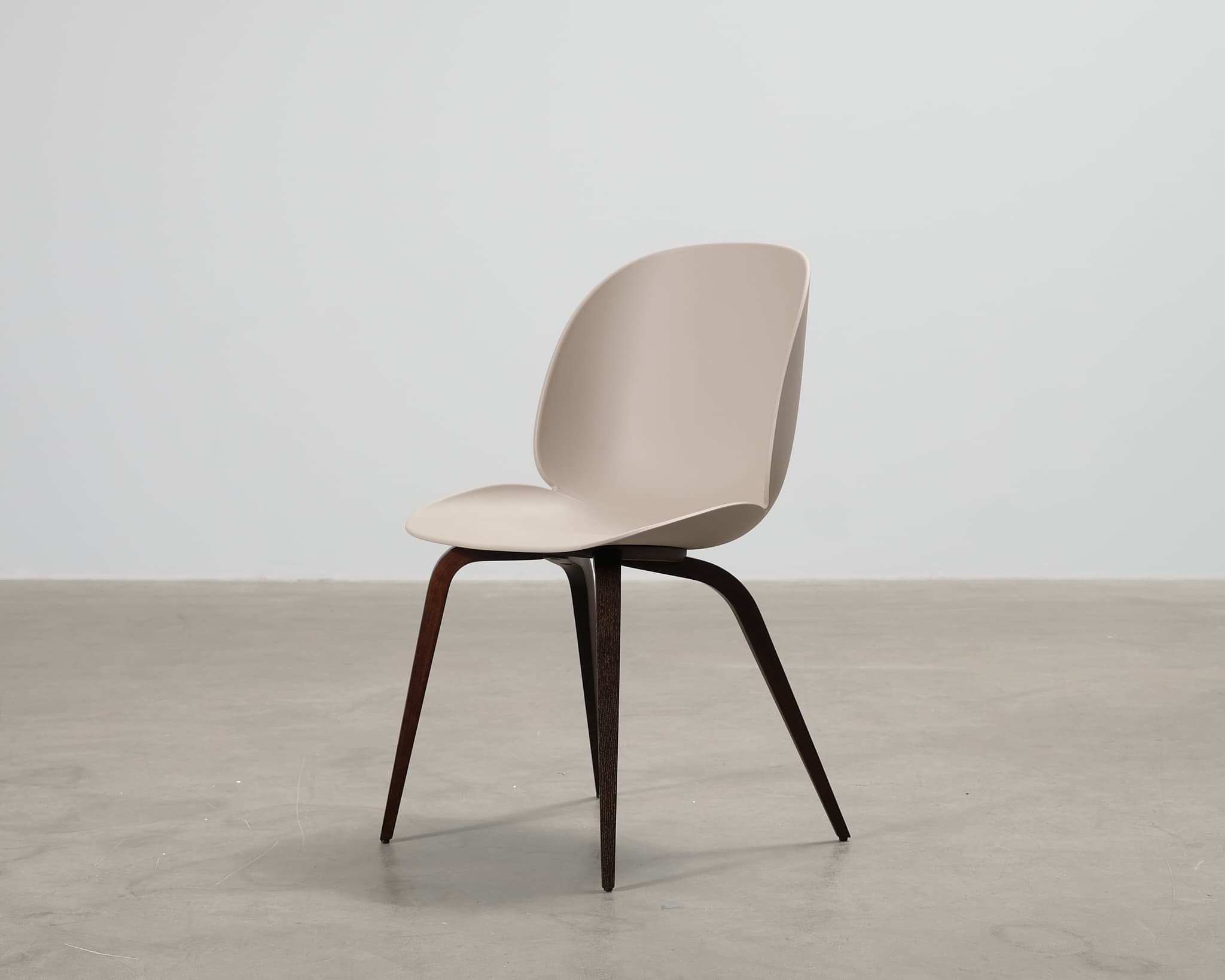 GUBI Beetle tuoli beige / savustettu tammi