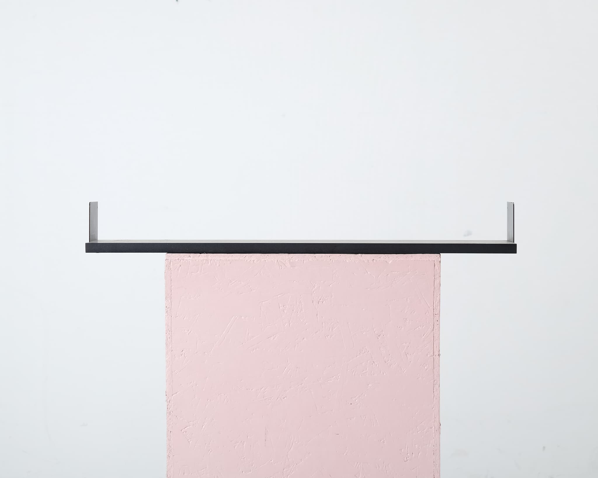 New Works seinähylly musta