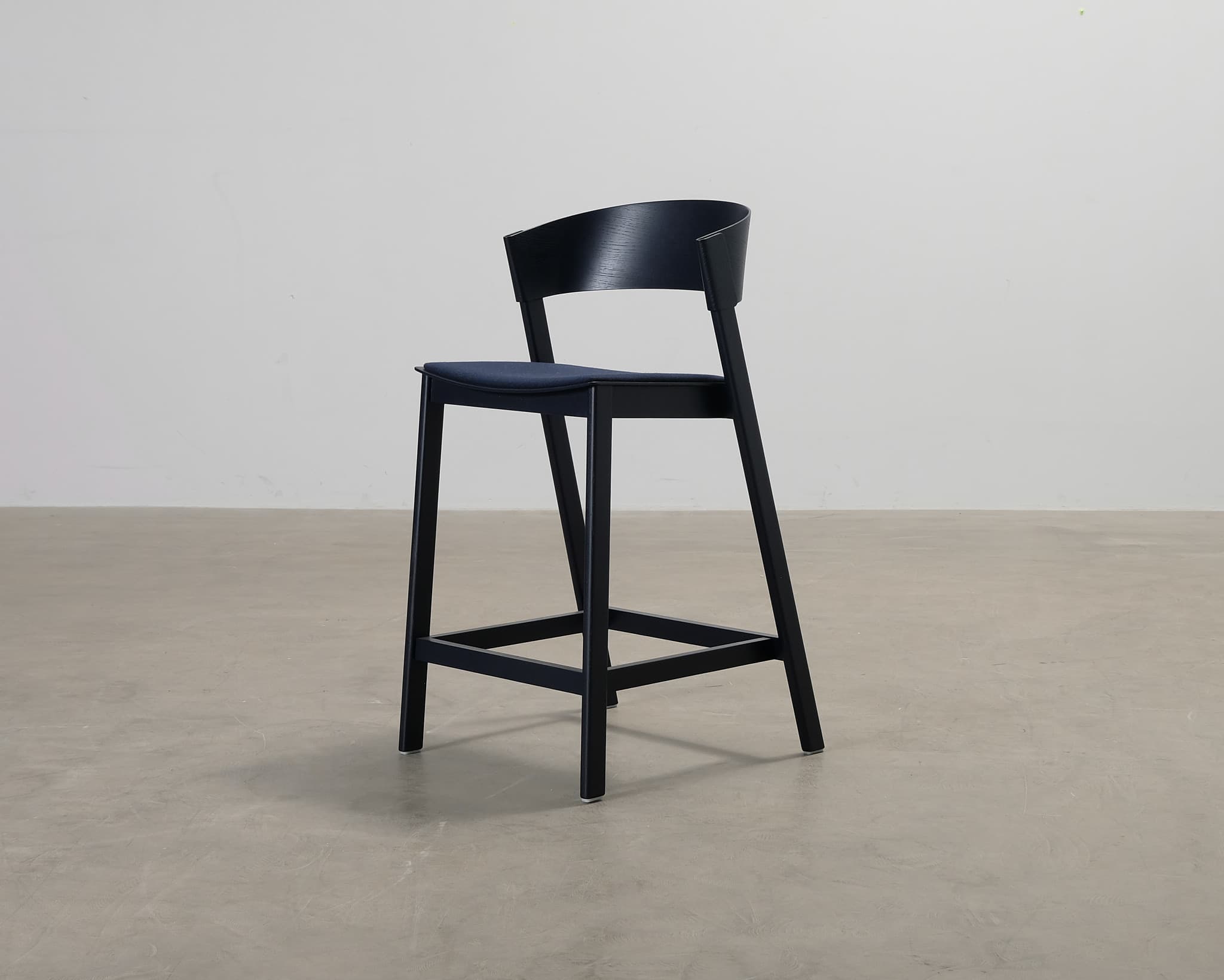 Muuto Cover Counter baarituoli musta