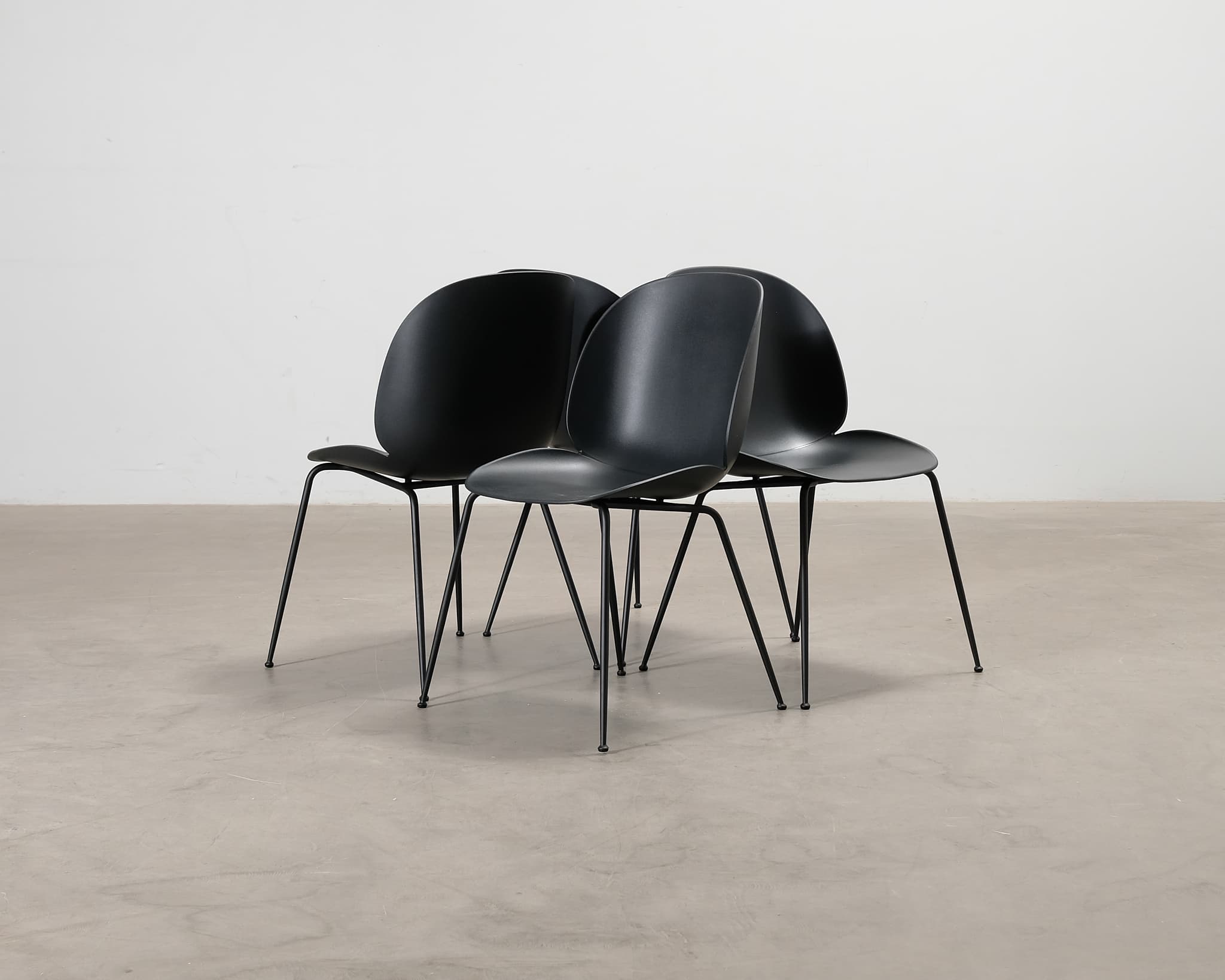 Gubi Beetle tuoli musta, 4 kpl setti