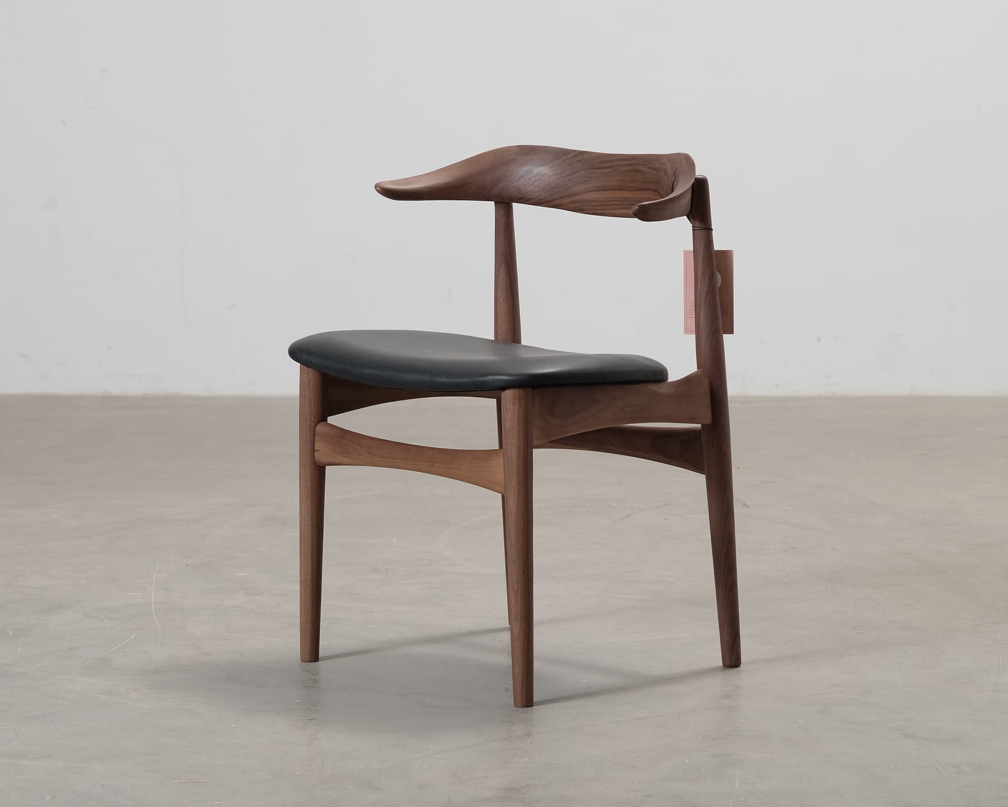 Warm Nordic Cow Horn tuoli pähkinä