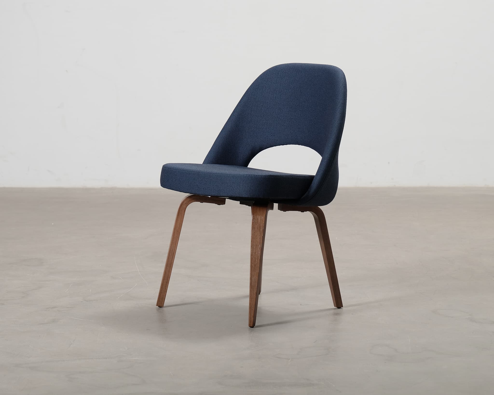 Knoll Eero Saarinen Executive Chair tuoli tummansininen