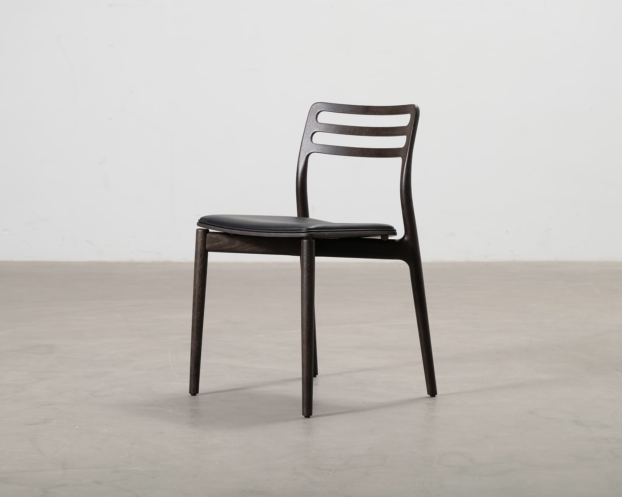 Vipp 481 Cabin tuoli nahkaistuimella tummanruskea