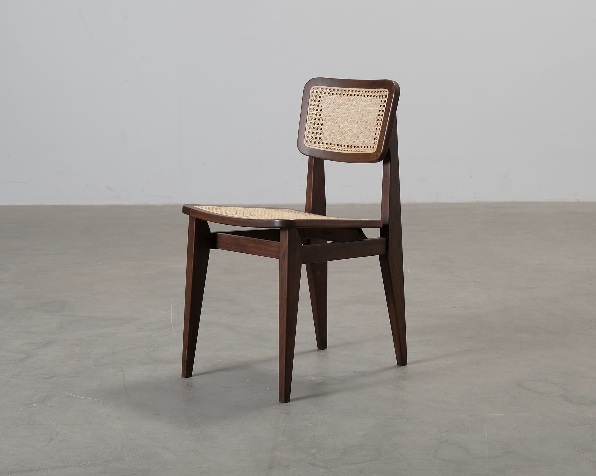 Gubi C-tuoli pähkinä / rottinki