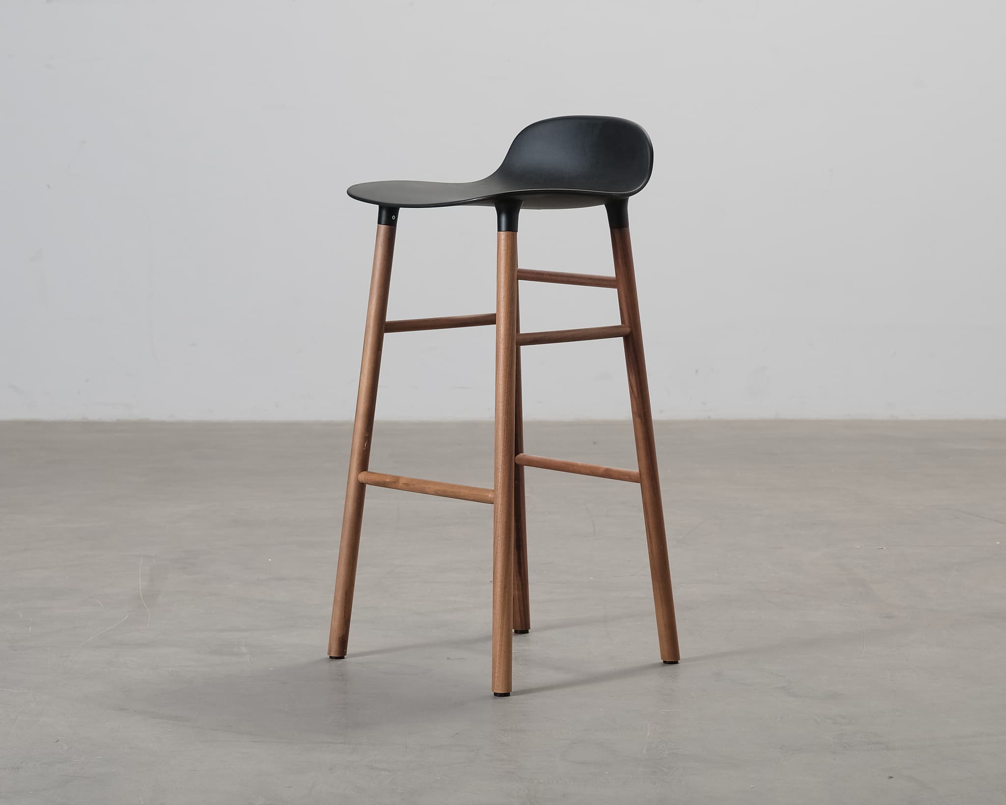 Normann Copenhagen Form baarituoli musta / pähkinä