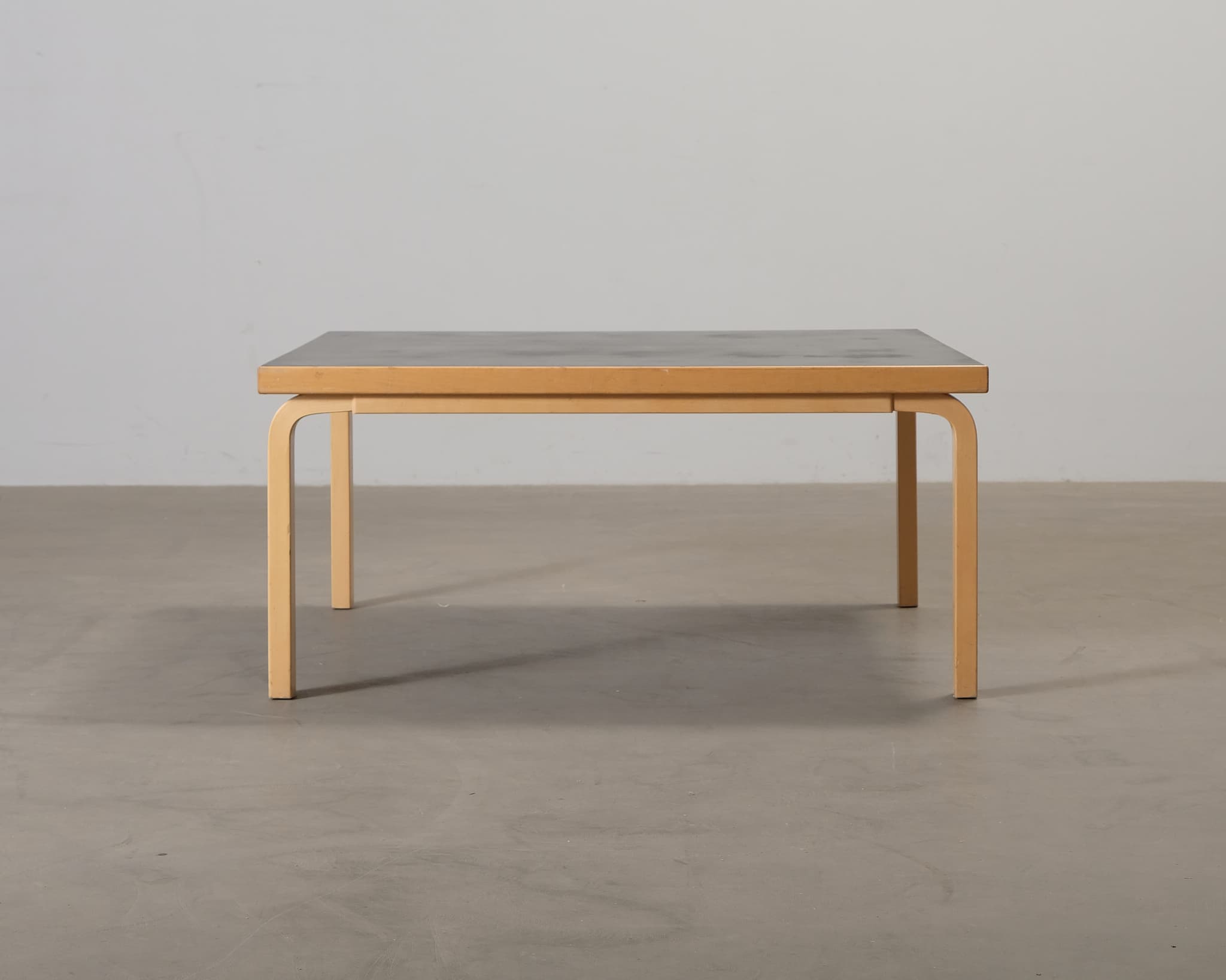 Artek Aalto 84 sohvapöytä 120 x 120 cm koivu / musta