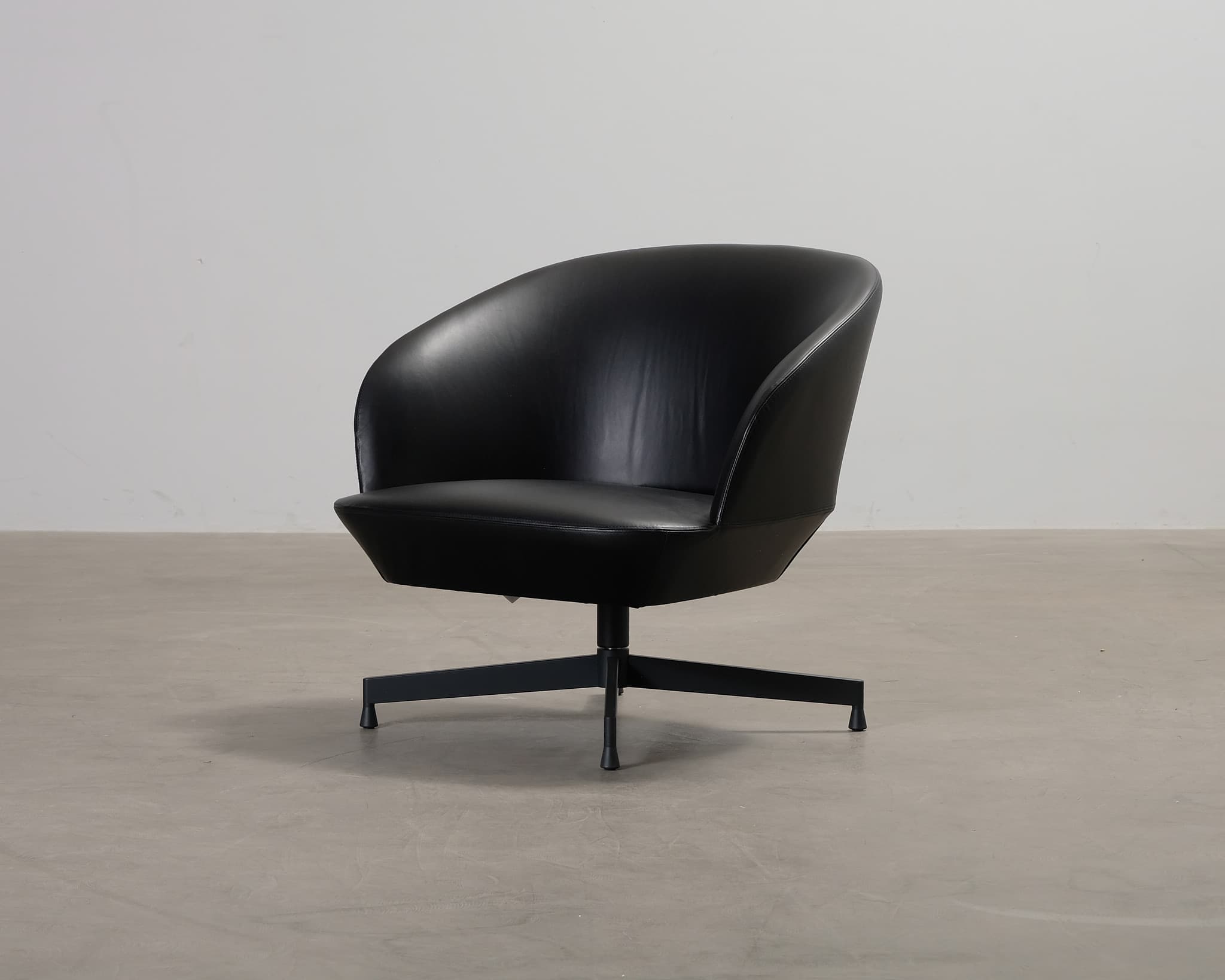 Muuto Oslo nahkanojatuoli musta