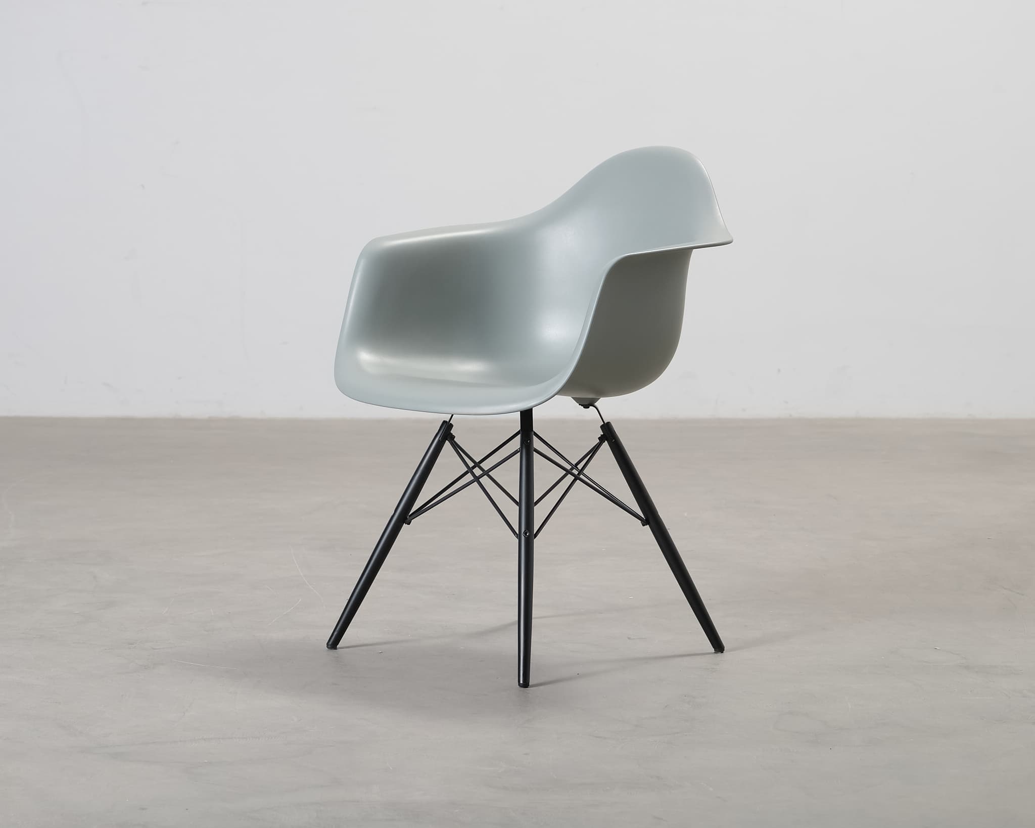 Vitra Eames DAW tuoli vaaleanvihreä