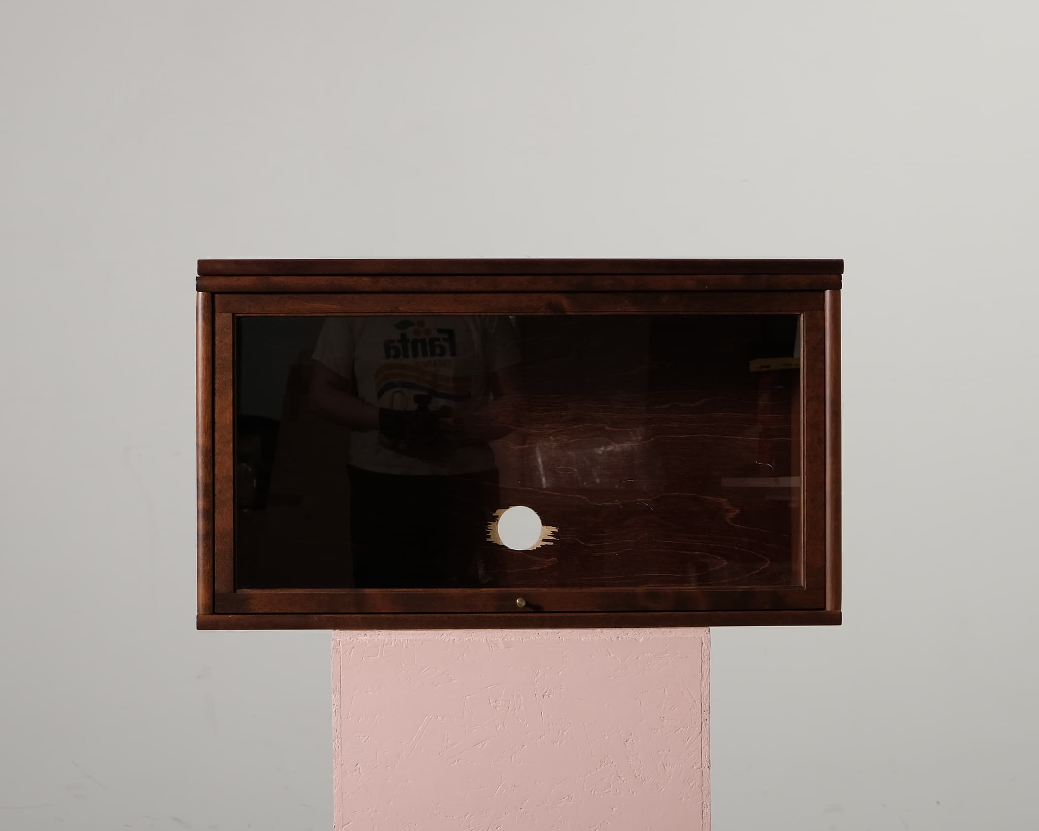 Boknäs vitriini lasiovella ja yläsokkelilla