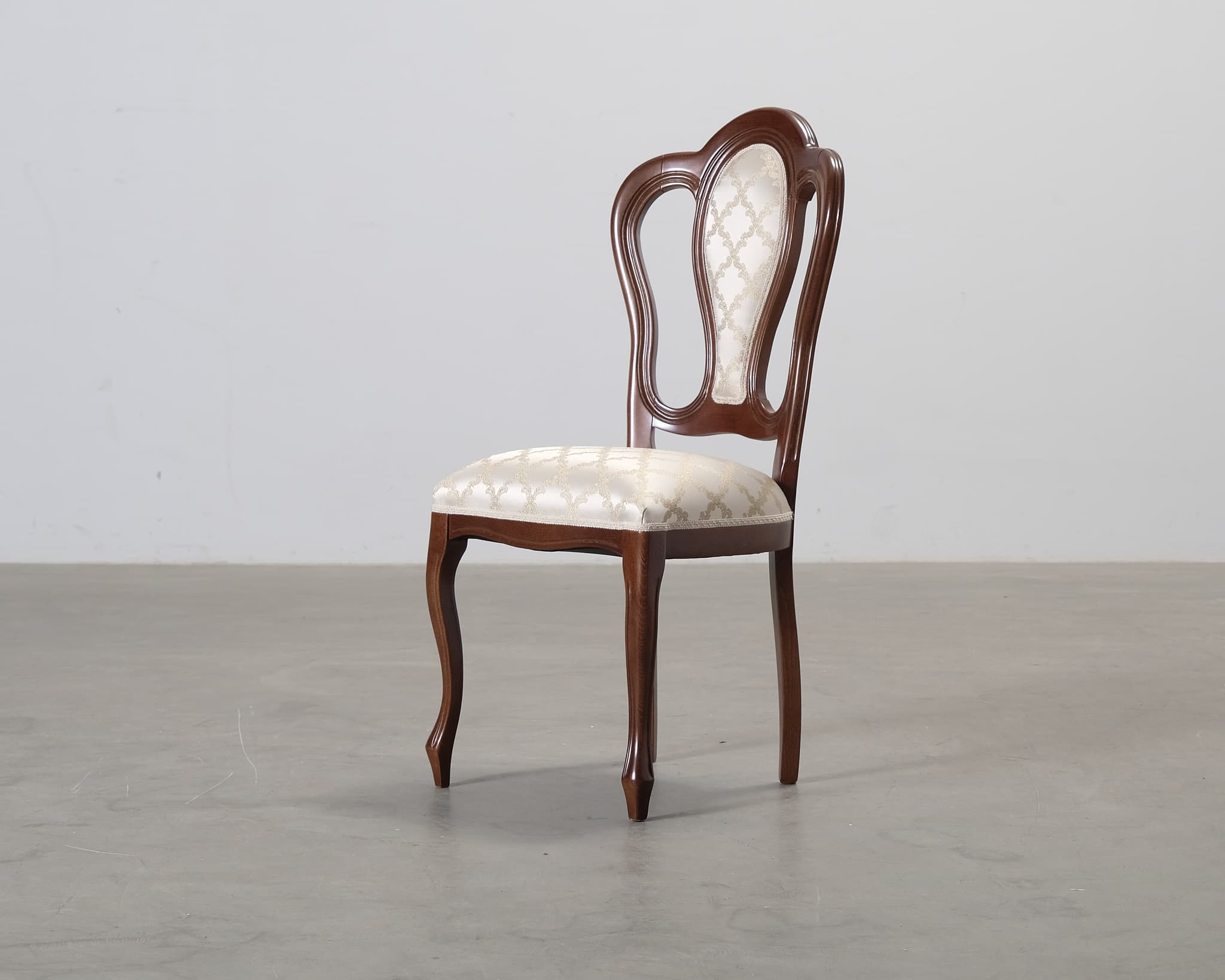 Puinen ruokatuoli vaalealla kangasverhoilulla