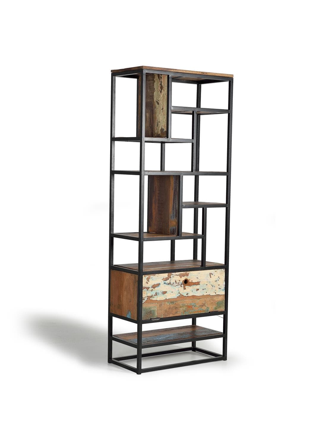 Kirjahylly kierrätetystä puusta ja tummasta metallista