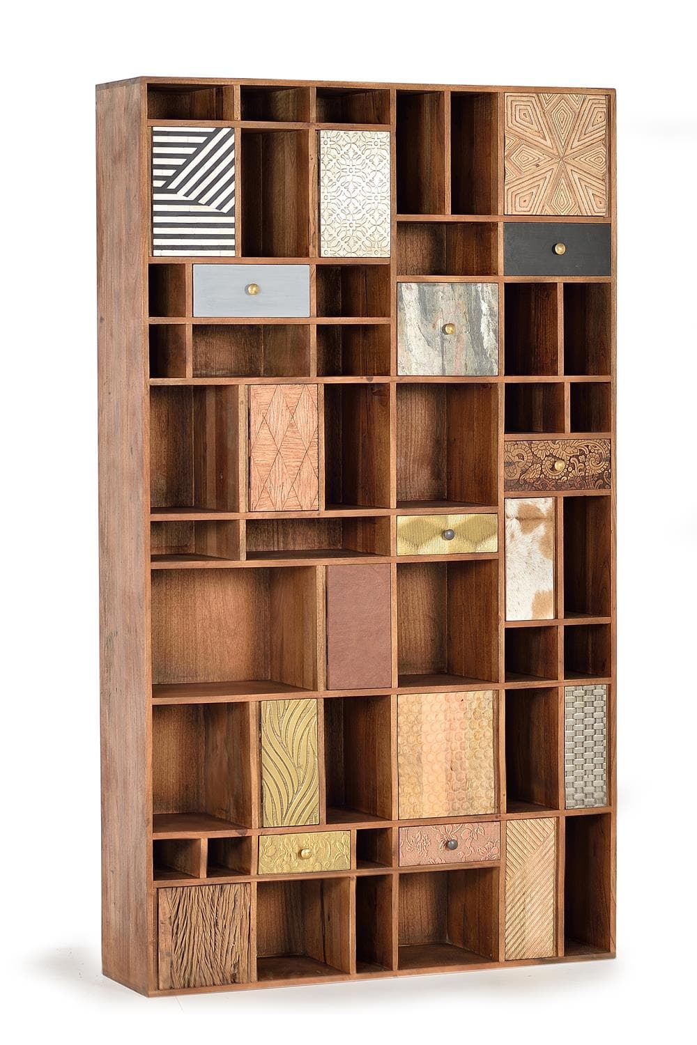 Mangopuusta valmistettu hyllykkö vaalean pähkinänvärisenä