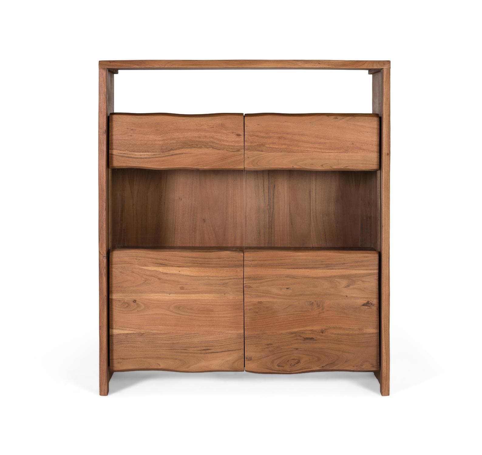 Massiivipuusta valmistettu senkki, jossa on luonnollinen muotoilu ja lasiovet