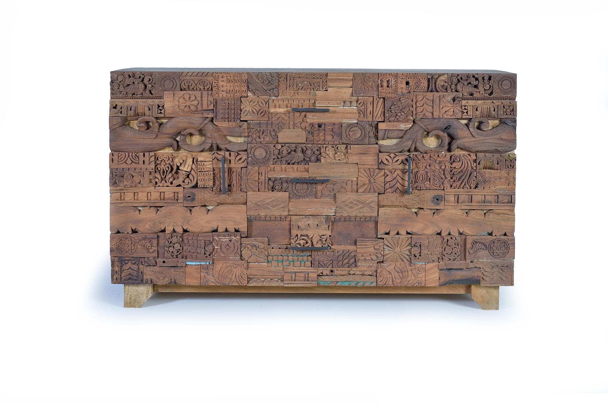 Kierrätetystä mangopuusta valmistettu senkki