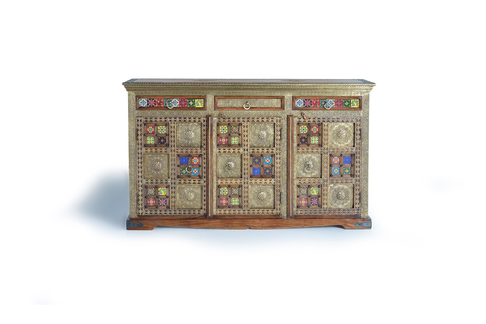 Senkki käsinmaalatuilla keraamisilla yksityiskohdilla