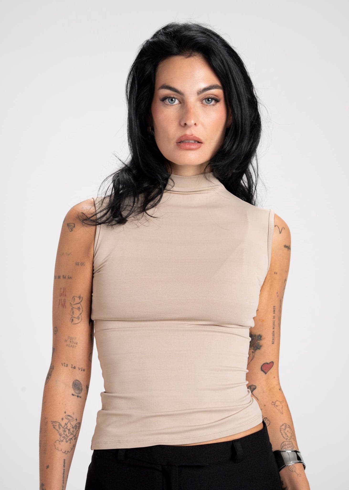 Petra Fitted High-Neck Toppi Beige – GUAJA.