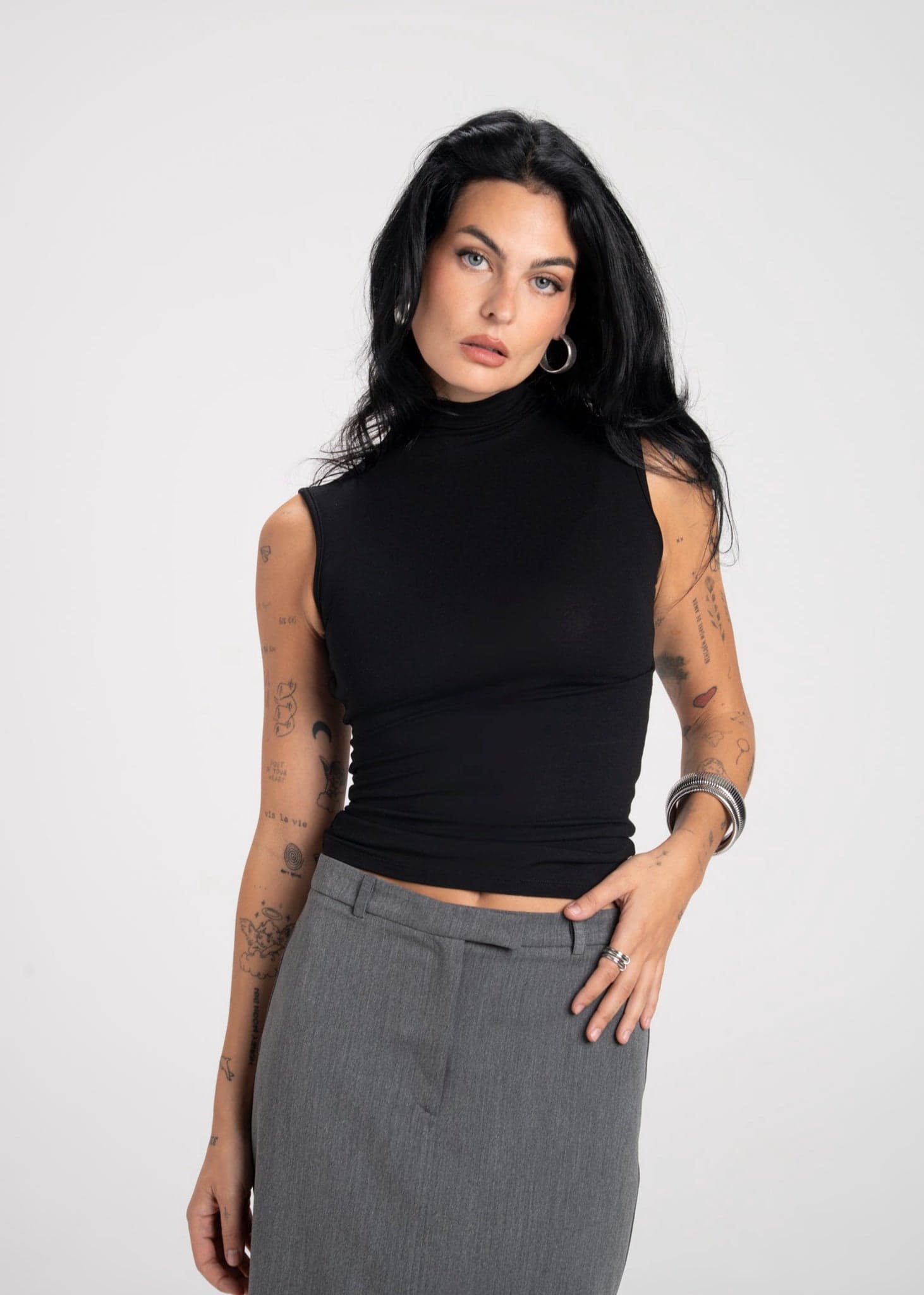 Petra Fitted High-Neck Toppi Musta – GUAJA.