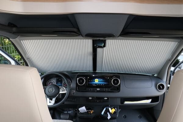 Etuikkunan pimennysverho Mercedes-Benz Sprinter (2019➟) sadetunnistimella, avattava, Remis – Remis