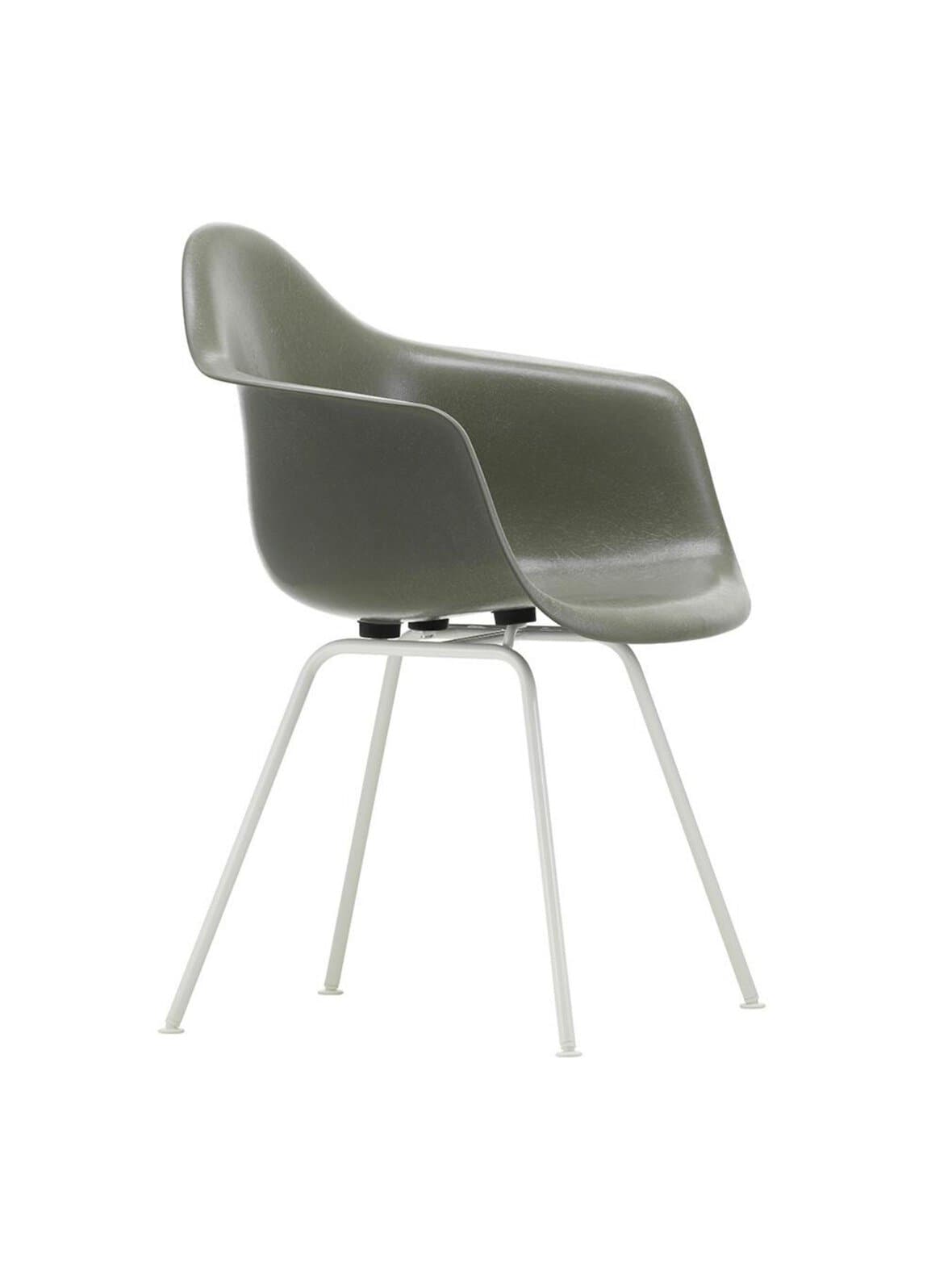 Eames dax fiberglass -tuoli käsinojilla raw umber/valkoinen – Vitra
