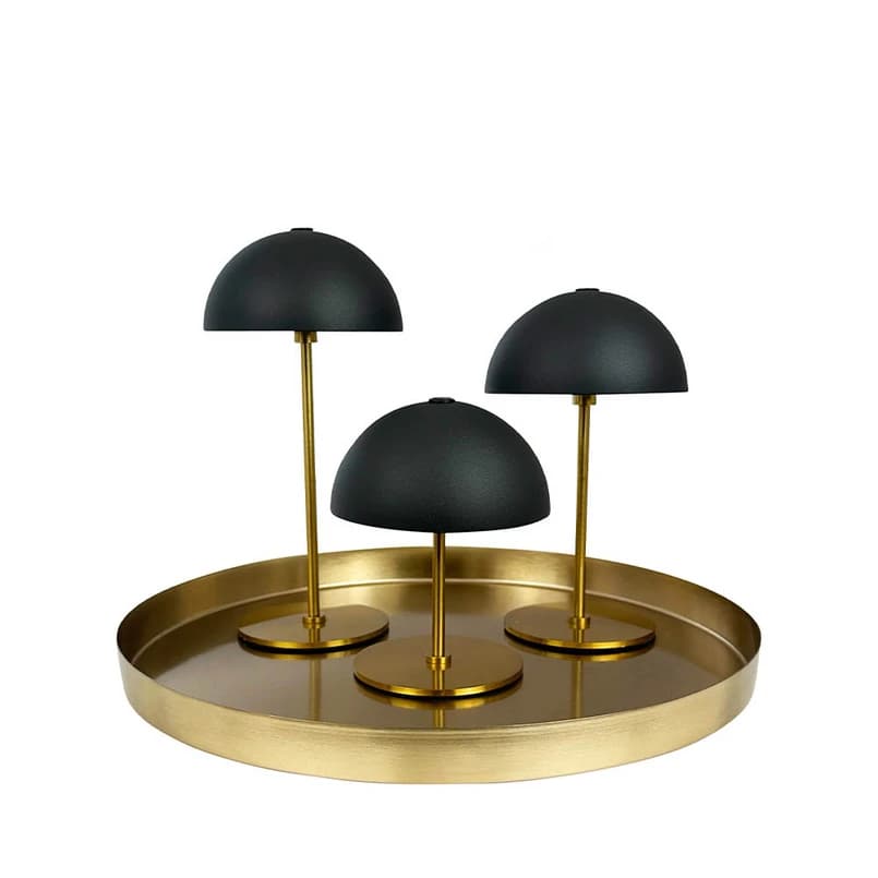 Dyberg Larsen - Along LED-akkukäyttöinen pöytävalaisin, musta/messinki – Dyberg Larsen