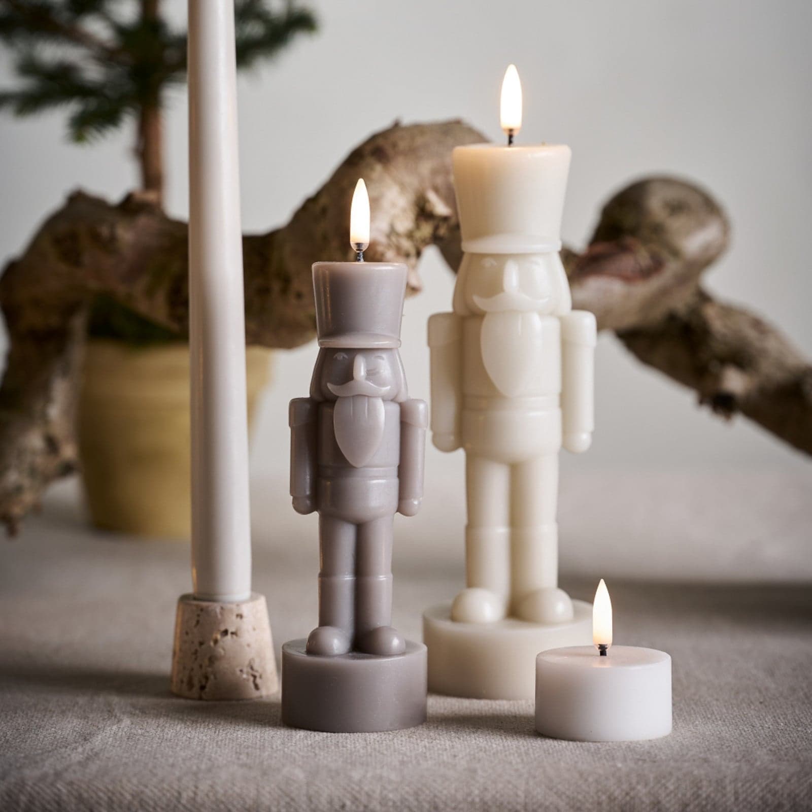 NUTCRACKER LED-kynttilä, vaaleanharmaa, korkeus 17 cm - Uyuni Lighting - Olohuone - Muu - Yksilamppuinen – Uyuni Lighting