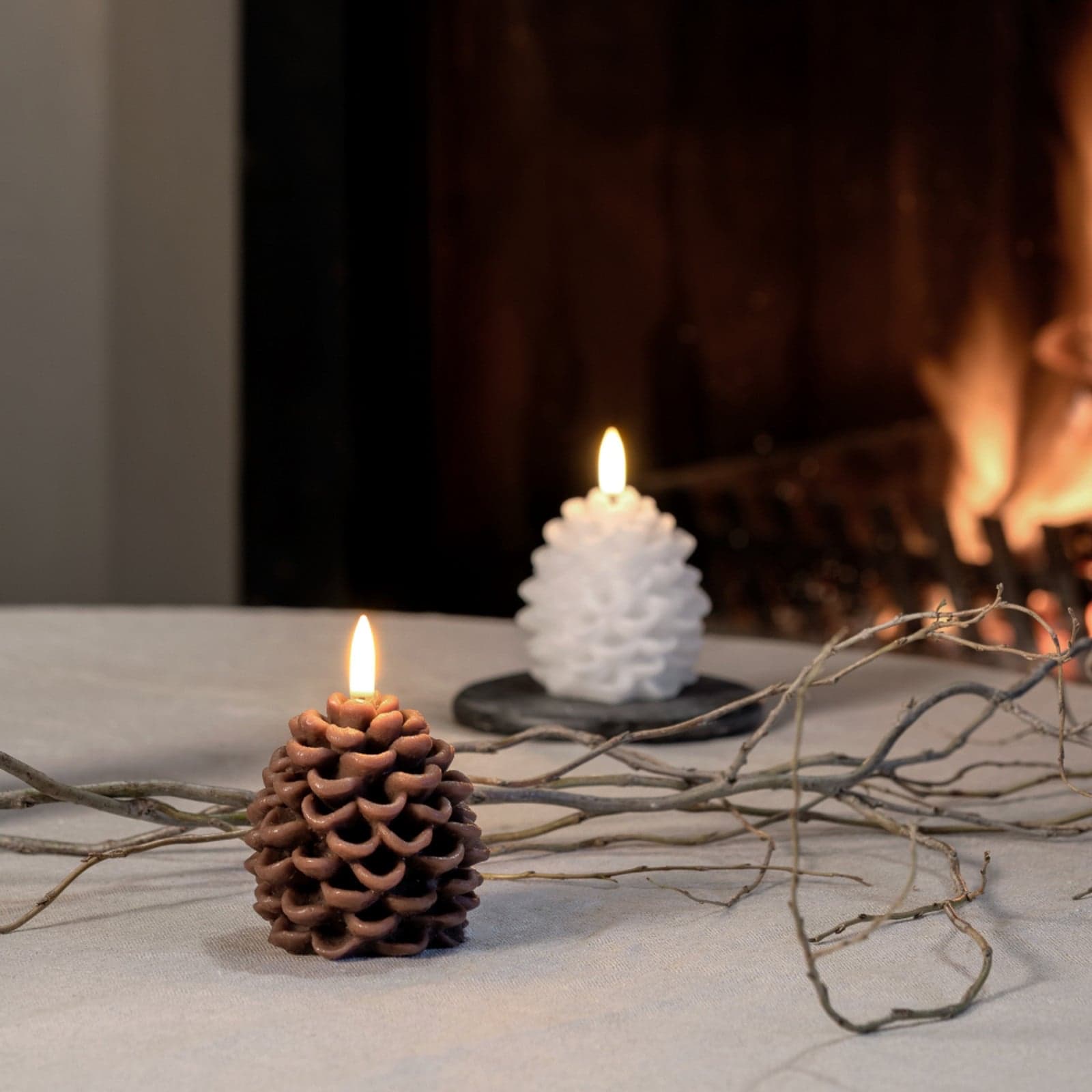 PINE CONE LED-kynttilä, valkoinen, Ø 7 cm, vaha - Uyuni Lighting - Olohuone - Muu - Yksilamppuinen – Uyuni Lighting