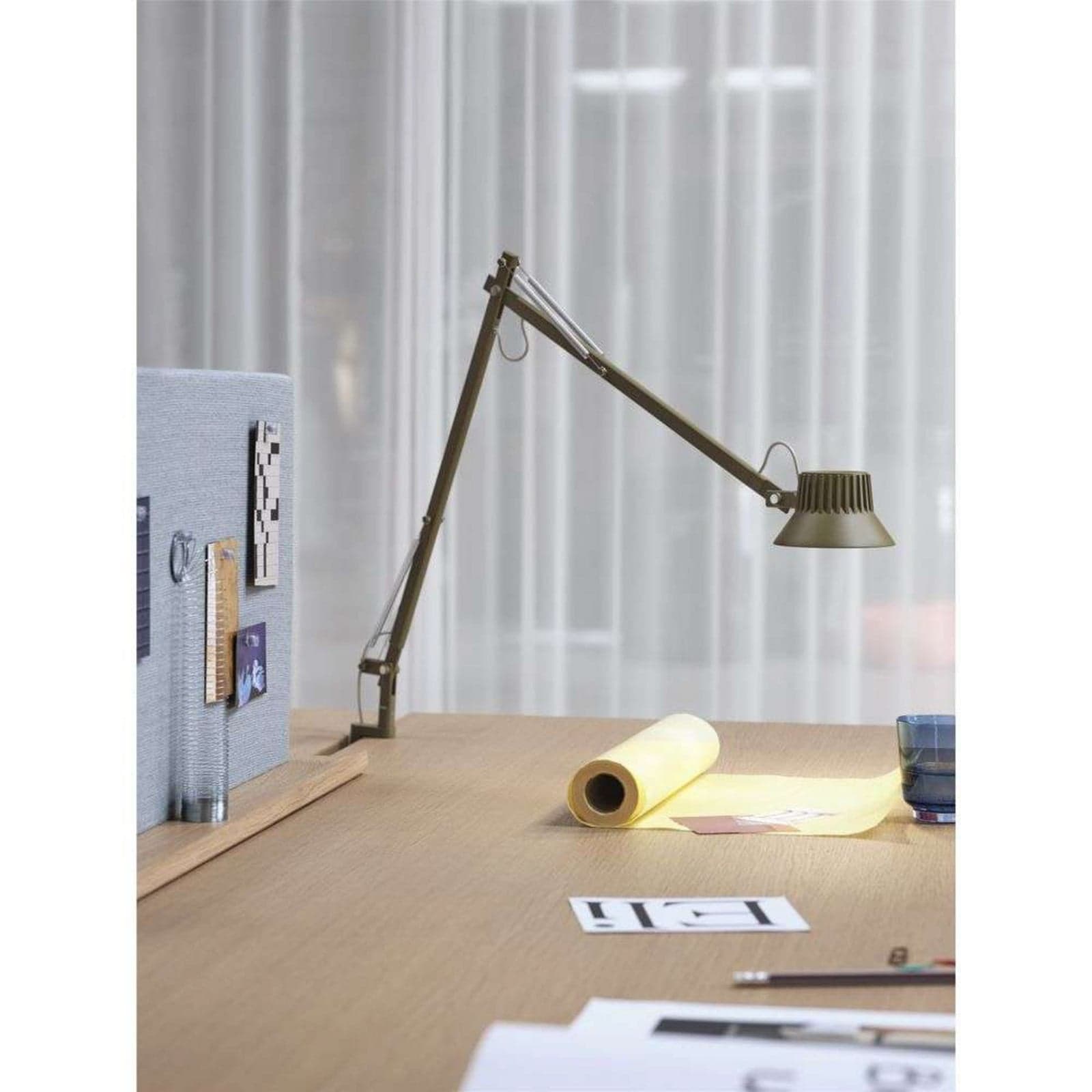 Dedicate Pöytävalaisin w/Clamp L2 Brown Green Muuto - Työhuone / toimisto - Alumiini – Muuto