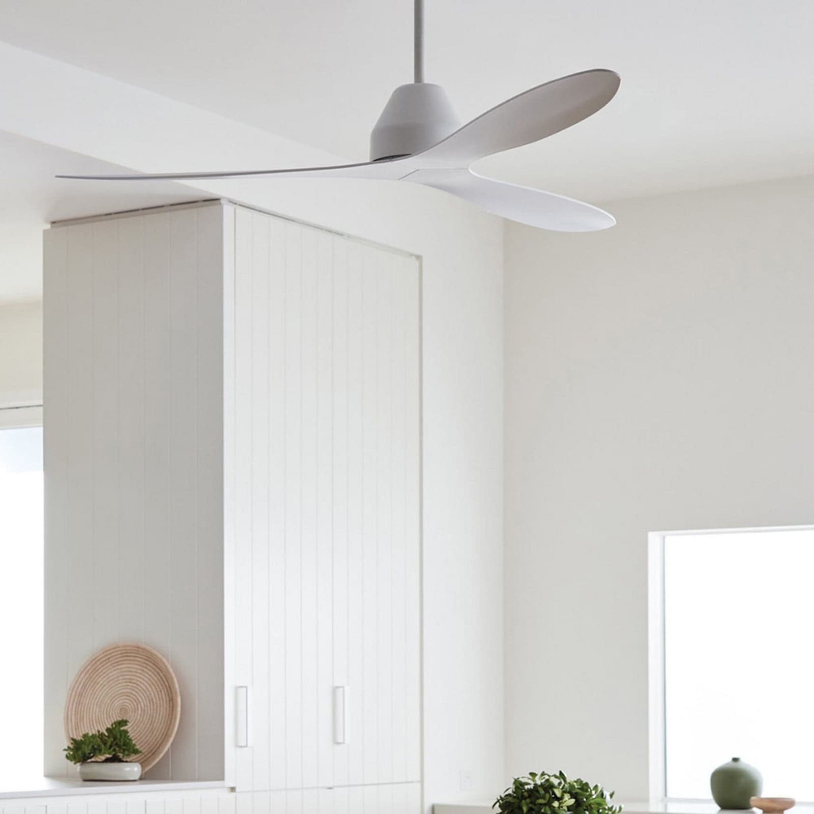 Whitehaven-kattotuuletin, valkoinen, DC, halkaisija 142 cm – Beacon Beacon Lighting - Olohuone - Moderni - Muovi – Beacon Lighting