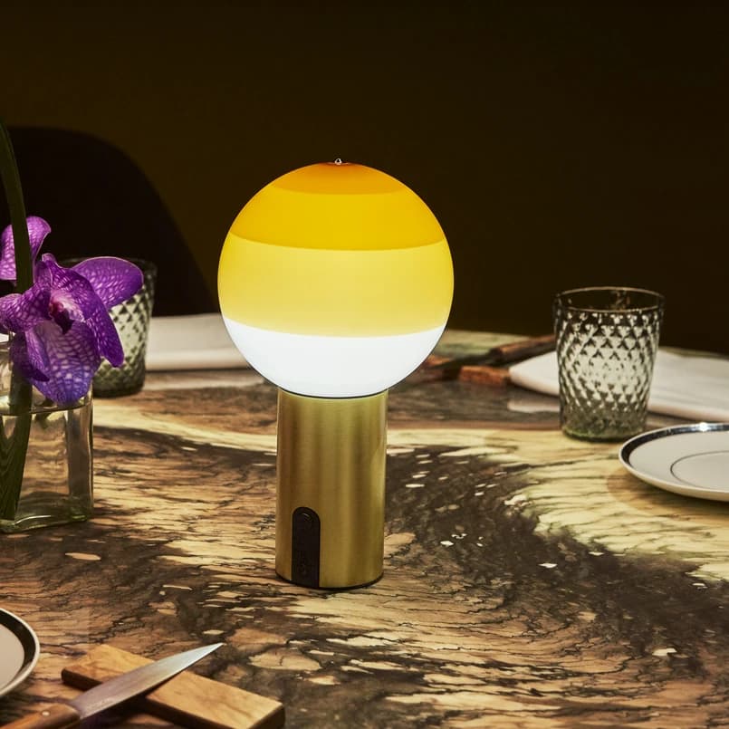 MARSET - Dipping Light akkukäyttöinen pöytälamppu, keltainen/messinki – MARSET
