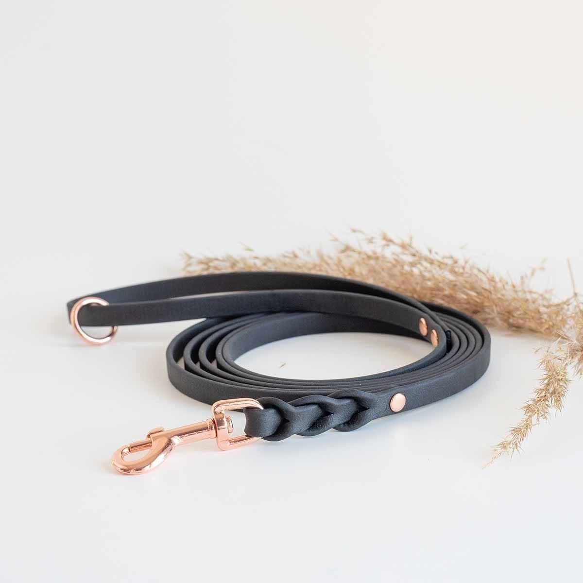BioThane-hihna Tyylivoitto Braid, musta/ruusukulta – Tyylivoitto